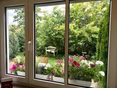 Ein Garten an der Unterkunft Schöne Gartenwohnung im Seenland