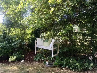Ein Garten an der Unterkunft Schöne Gartenwohnung im Seenland