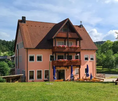 Ein Garten an der Unterkunft Gasthaus Zum Schneider