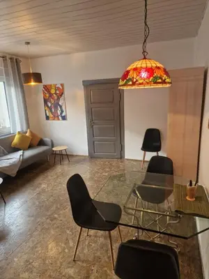 Ein Sitzbereich in der Unterkunft Ferienwohnung Wunderlich gelb