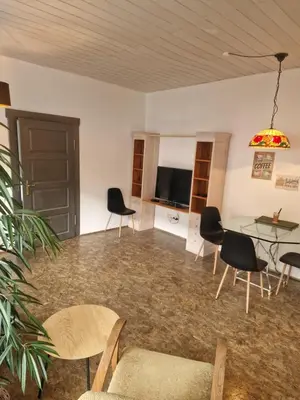 Ein Sitzbereich in der Unterkunft Ferienwohnung Wunderlich gelb