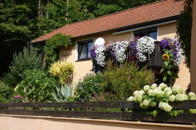 Ein Garten an der Unterkunft Ferienhaus Sylvia beim Waldrand