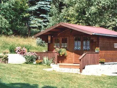 Ein Garten an der Unterkunft Ferienhaus Sylvia beim Waldrand