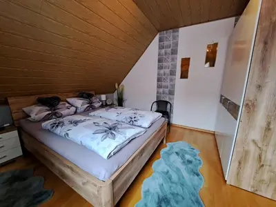 Ein Bett oder Betten in einem Zimmer der Unterkunft Ferienwohnung Sonja mit Garten und Freisitz