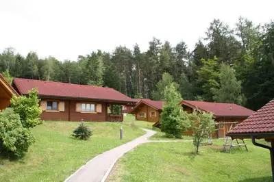 Das Gebäude in dem sich das Ferienhaus befindet