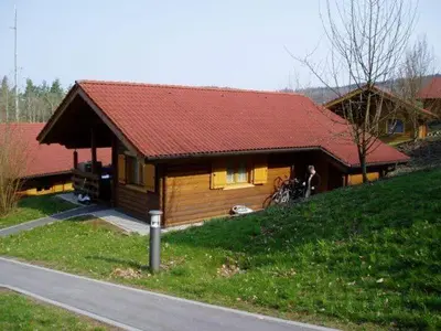 Das Gebäude in dem sich das Ferienhaus befindet