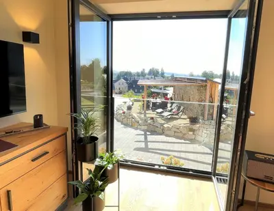 Ein Balkon oder eine Terrasse in der Unterkunft Ferienwohnung im Chaletstil Sonnenidyll 51 qm Wellness Fitness Sauna Bergrödelhof