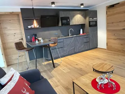Küche/Küchenzeile in der Unterkunft Ferienwohnung im Chaletstil Sonnenidyll 51 qm Wellness Fitness Sauna Bergrödelhof
