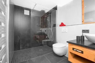 Ein Badezimmer in der Unterkunft Ferienwohnung im Chaletstil Sonnenidyll 51 qm Wellness Fitness Sauna Bergrödelhof