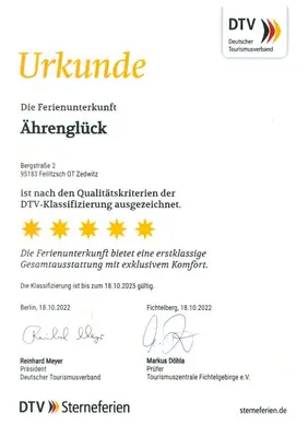 Ein Zertifikat, Auszeichnung, Logo oder anderes Dokument, das in der Unterkunft Ferienwohnung im Chaletstil Ährenglück 70 qm Wellness Fitness Sauna Bergrödelhof ausgestellt ist