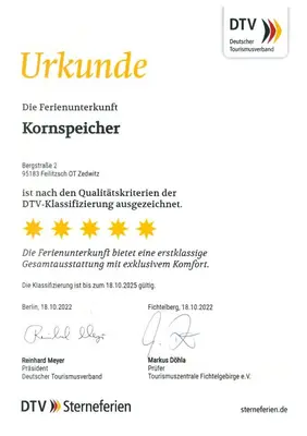 Ein Zertifikat, Auszeichnung, Logo oder anderes Dokument, das in der Unterkunft Ferienwohnung im Chaletstil Kornspeicher 70 qm Wellness Fitness Sauna Bergrödelhof ausgestellt ist