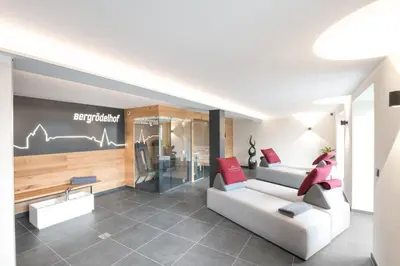 Ein Sitzbereich in der Unterkunft Ferienwohnung im Chaletstil Schlossblick 51 qm Wellness Fitness Sauna Bergrödelhof