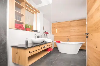 Ein Badezimmer in der Unterkunft Ferienwohnung im Chaletstil Bergloft 115 qm Wellness Fitness Sauna Bergrödelhof