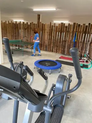 Das Fitnesscenter und/oder die Fitnesseinrichtungen in der Unterkunft Ferienwohnung im Chaletstil Bergloft 115 qm Wellness Fitness Sauna Bergrödelhof