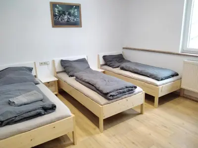 Ein Bett oder Betten in einem Zimmer der Unterkunft Zum Schulhaus