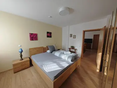 Ein Bett oder Betten in einem Zimmer der Unterkunft Apartment E2 - Gut ausgestattete 3-Zimmerwohnung 64 qm, für 1-3 Personen 1 DZ 1EZ