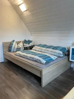 Ein Bett oder Betten in einem Zimmer der Unterkunft Kinofeeling im Reihenhaus mit schönem Garten
