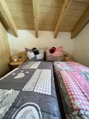 Ein Bett oder Betten in einem Zimmer der Unterkunft BergNest Ferienhäuser 