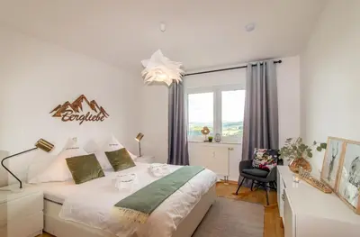 Ein Bett oder Betten in einem Zimmer der Unterkunft Apartment Bergliebe I Balkon I Aufzug I Stellplatz