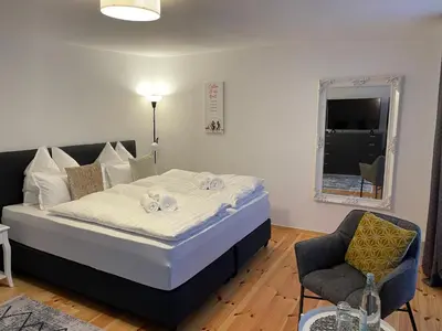 Ein Bett oder Betten in einem Zimmer der Unterkunft VOH Studio MITTEN in Vohenstrauß, Smart-TV, Parkplatz