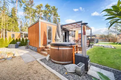Ein Garten an der Unterkunft Mobilheim am Murner See - private Sauna + privater Badezuber