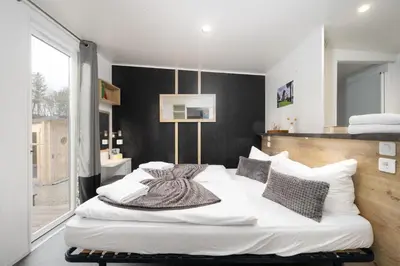 Ein Bett oder Betten in einem Zimmer der Unterkunft Mobilheim am Murner See - private Sauna + privater Badezuber