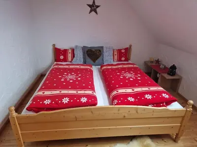 Ein Bett oder Betten in einem Zimmer der Unterkunft Ferienwohnung am Steinwald