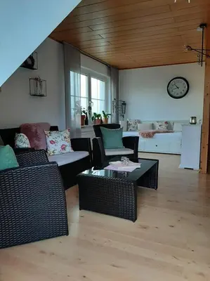 Ein Sitzbereich in der Unterkunft Ferienwohnung am Steinwald