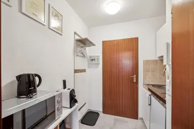 Küche/Küchenzeile in der Unterkunft Sali Homes -SB21 Bayreuth Budget-Friendly Apartment