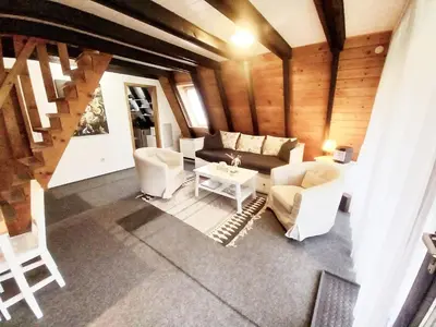 Ein Sitzbereich in der Unterkunft Gemütliches Ferienhaus mit sonniger Terrasse Frankenwald nähe Badesee Smart-TV