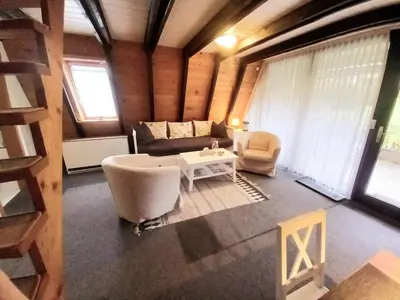 Ein Sitzbereich in der Unterkunft Gemütliches Ferienhaus mit sonniger Terrasse Frankenwald nähe Badesee Smart-TV