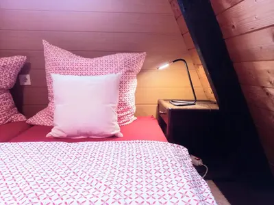 Ein Bett oder Betten in einem Zimmer der Unterkunft Gemütliches Ferienhaus mit sonniger Terrasse Frankenwald nähe Badesee Smart-TV