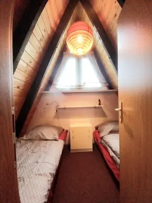 Ein Bett oder Betten in einem Zimmer der Unterkunft Gemütliches Ferienhaus mit sonniger Terrasse Frankenwald nähe Badesee Smart-TV