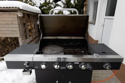 Ein für Gäste verfügbarer Grill in der Ferienwohnung