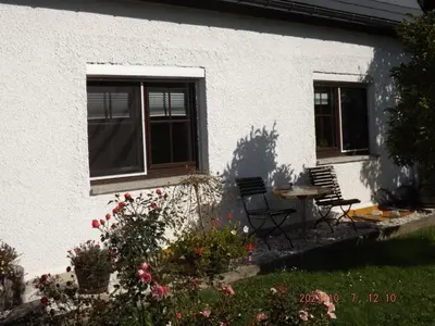 Ein Garten an der Unterkunft Neu Ferienwohnung Kriesten