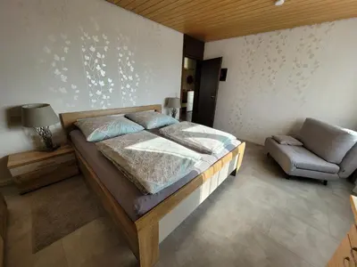Ein Bett oder Betten in einem Zimmer der Unterkunft Komfort-Ferienwohnung Auf der Eulenburg