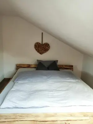 Ein Bett oder Betten in einem Zimmer der Unterkunft Ferienwohnung Saaleblick