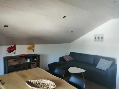 Ein Sitzbereich in der Unterkunft Ferienwohnung Saaleblick