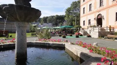 Ein Garten an der Unterkunft Hotel Garni Schloß Schönberg