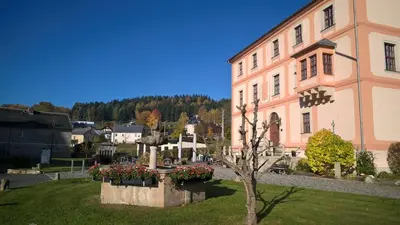 Ein Garten an der Unterkunft Hotel Garni Schloß Schönberg