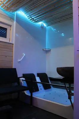 Ein Sitzbereich in der Unterkunft Holzhaus am See mit Panoramablick