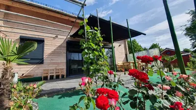 Ein Garten an der Unterkunft Holzhaus am See mit Panoramablick