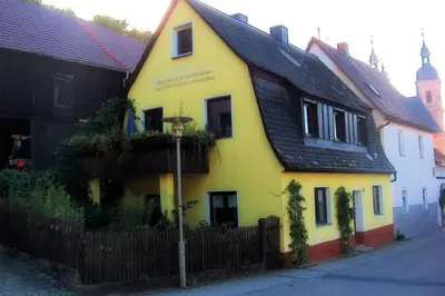 Das Gebäude in dem sich das Ferienhaus befindet