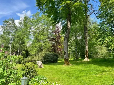 Ein Garten an der Unterkunft Unsereins Hotel