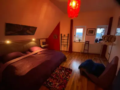Ein Bett oder Betten in einem Zimmer der Unterkunft Ferienwohnung in historischer Villa mit Gartennutzung
