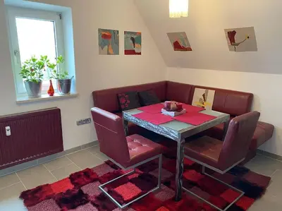 Ein Sitzbereich in der Unterkunft Ferienwohnung in historischer Villa mit Gartennutzung