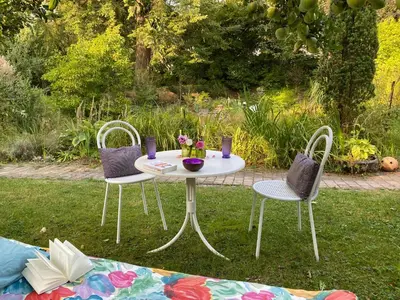 Ein Garten an der Unterkunft Ferienwohnung in historischer Villa mit Gartennutzung