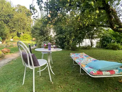 Ein Garten an der Unterkunft Ferienwohnung in historischer Villa mit Gartennutzung