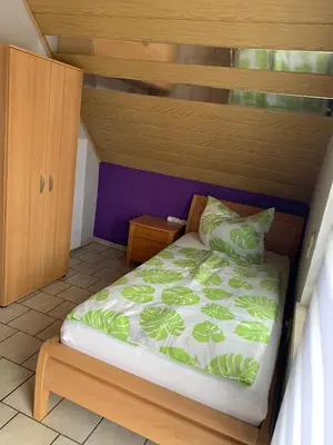 Ein Bett oder Betten in einem Zimmer der Unterkunft Sigis Fewo - Monteurwohnung