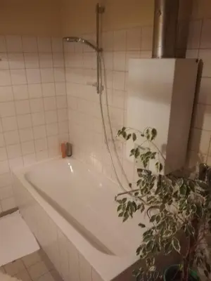 Ein Badezimmer in der Unterkunft Zimmer nähe Festspielhaus/HBF